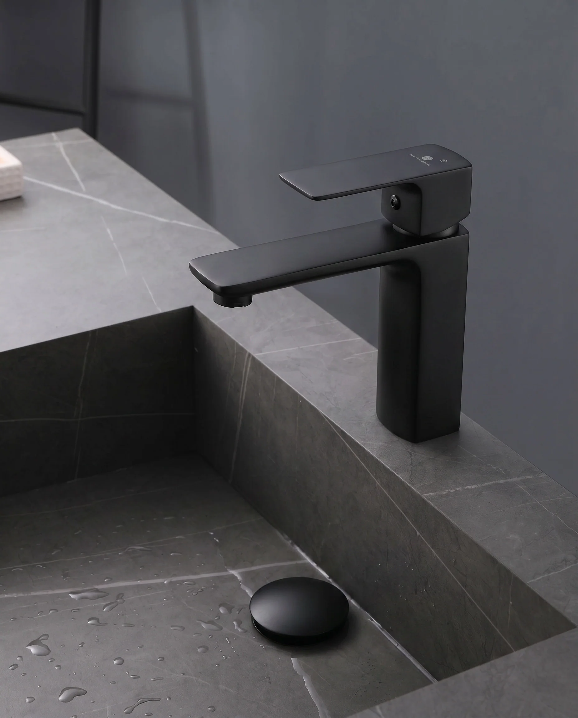 Matte Black single handle  bathroom sink faucet with pop up brass overflow drain